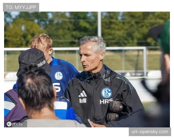 官方：沙尔克04与18岁青训中场天才施密特签订首份职业合同